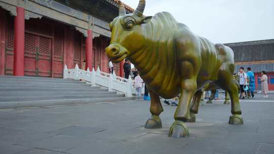 故宫内铜牛雕塑