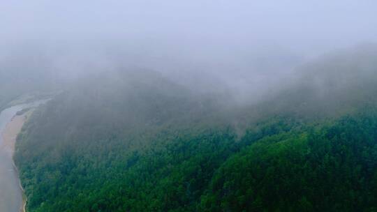 清晨云海中的群山