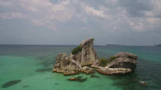 白天海水较浅时海中央的岩石