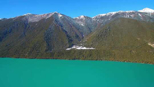 航拍西藏林芝巴松措景区雪山森林湖泊风光