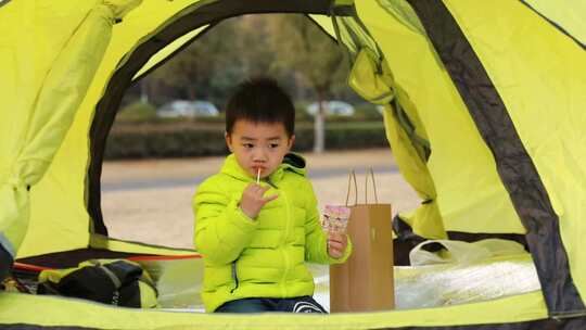 中国小男孩在帐篷里 公园露营