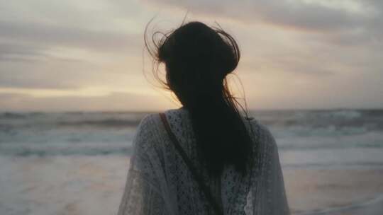 一位女孩在海边度假沐浴阳光视频素材模板下载