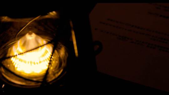 油灯下看书学习 夜晚看书 煤油灯地下工作视频素材模板下载