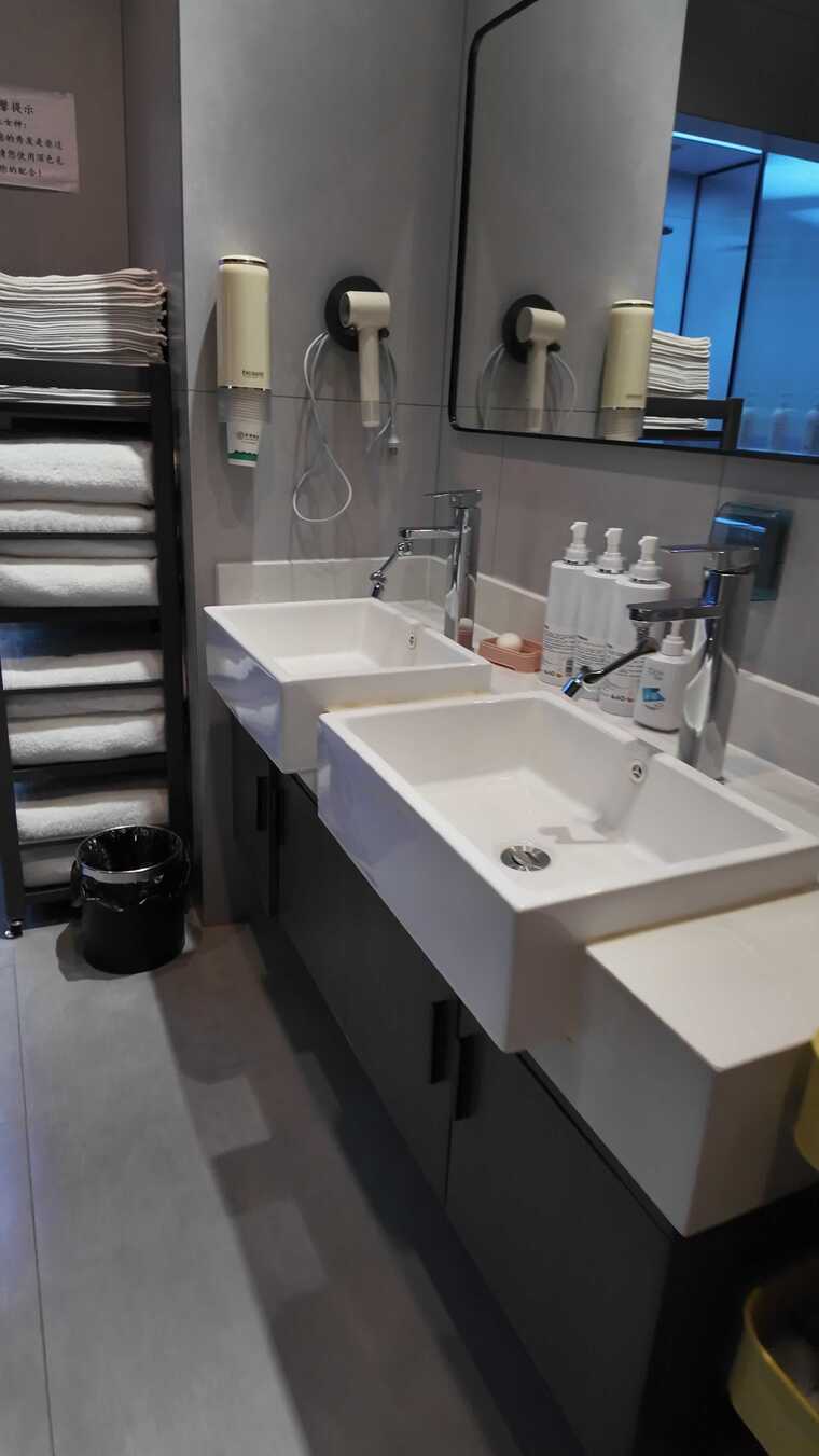 现代风格酒店卫生间洗手台