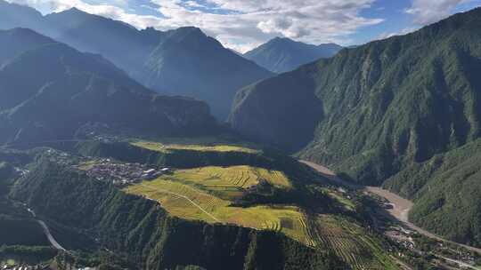 云南怒江傈僳族丙中洛人神共居秋色高空航拍