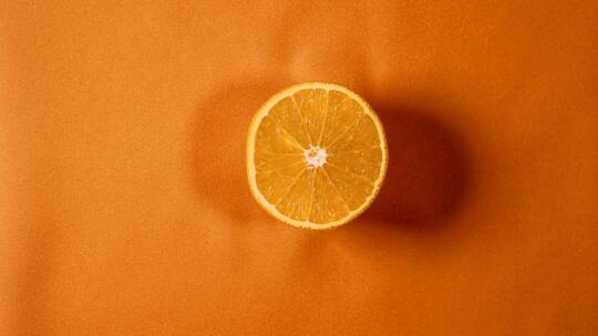 橙色背景上的新鲜生果，旋转橙色水果的动画