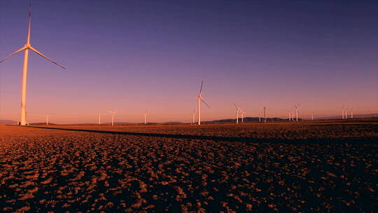 新疆 风力发电 风车 远景 组镜 晚霞视频素材模板下载