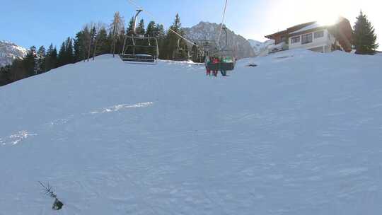 在雪山山峰和br的背景下，滑雪者从滑雪缆