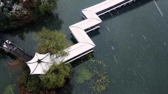 航拍杭州西湖景区浴鹄湾霁虹桥雪景