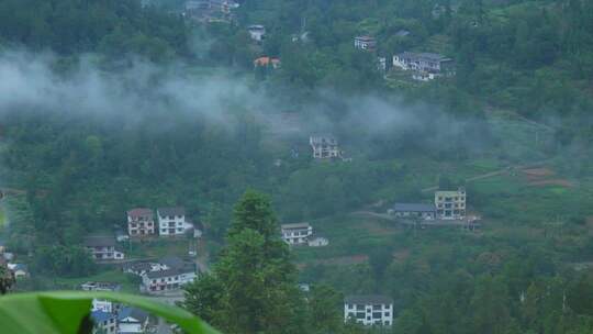 山间村落云雾缭绕全景