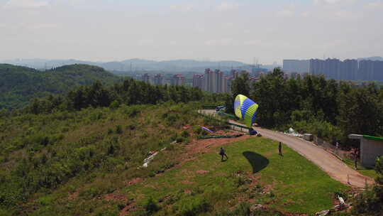 武汉滑翔伞基地航拍全景奔跑起飞