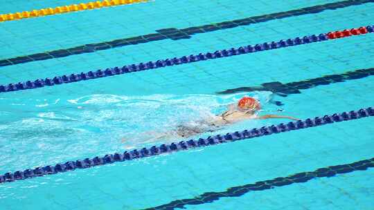 实拍水立方国家游泳中心女子蛙泳比赛的女孩