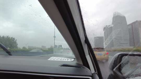 雨天开车车内视角