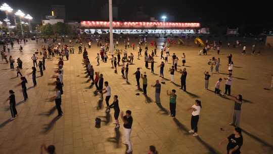 夜晚广场上人群跳广场舞