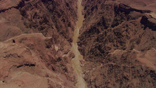 大峡谷科罗拉多河上空的天线 