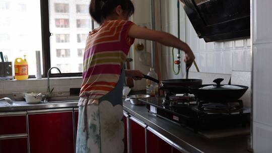 女人在厨房忙碌做饭延时摄影
