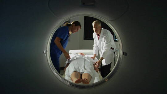 医生为病人做断层扫描准备视频素材模板下载