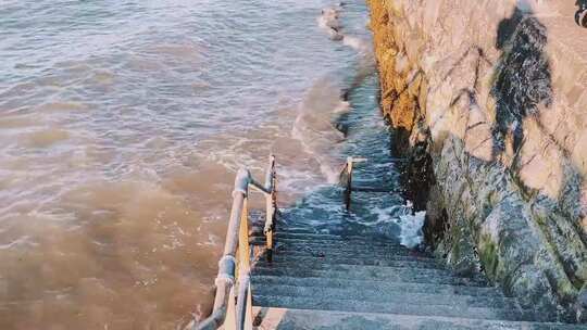 海浪拍打着海岸