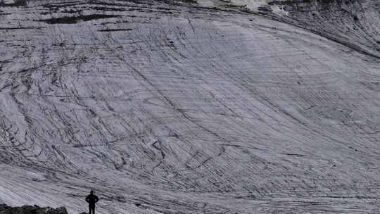 航拍攀登川西贡嘎山卫峰乌库楚雪山的登山者