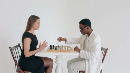 国际象棋比赛以非洲裔美国人战胜一名高加索年轻女孩和握手结束