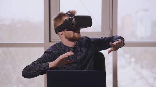 商人用3D眼镜和虚拟现实技术
