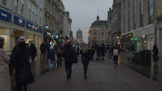 牛津购物街行走的人们