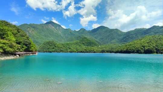 湖光山色，碧蓝的湖水，
