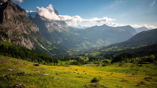 瑞士阿尔卑斯山格林德沃尔德童话般的山景上积云的时间推移