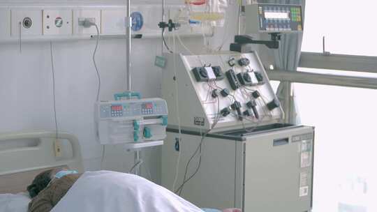 医院医生操作血液循环设备给患者治疗