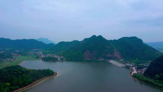 浦阳江两岸的自然风光