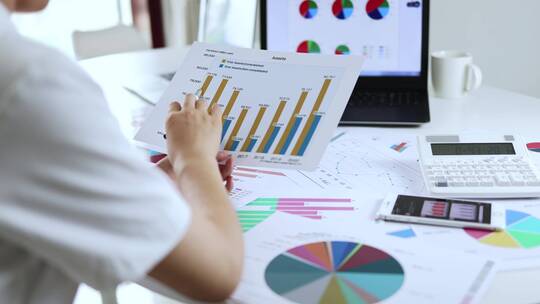 进行财务规划和企业财务图表分析的白领视频素材模板下载