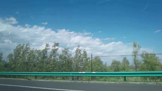 高速公路上行驶汽车车窗外的蓝天白云