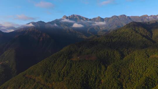 4k云南风光视频云雾缠绕的大山山顶玉带云