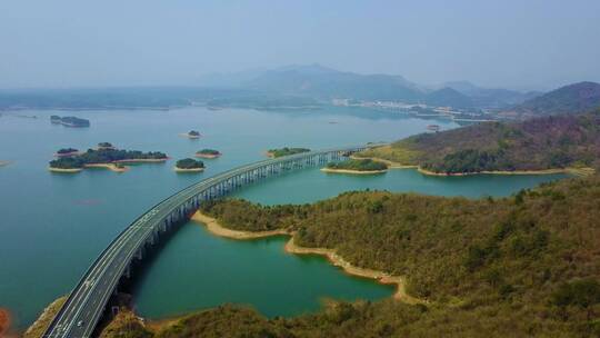 中国江西庐山西海，岛旁边的高速路