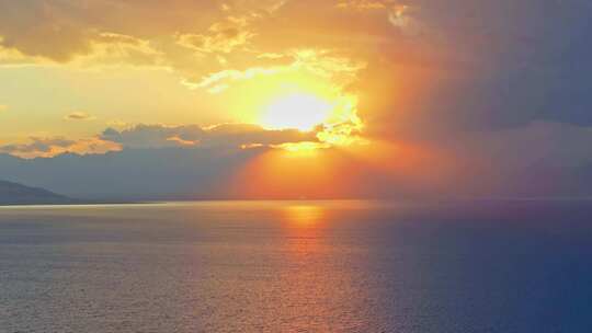 航拍夕阳下的赛里木湖视频素材模板下载