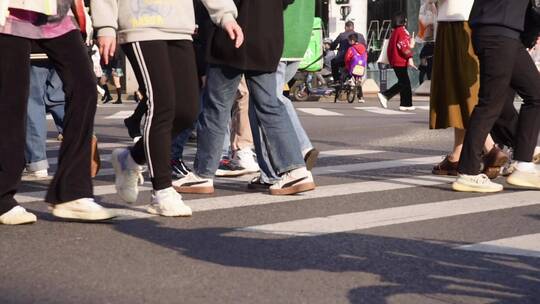 繁华街道路口斑马线人群过马路景观