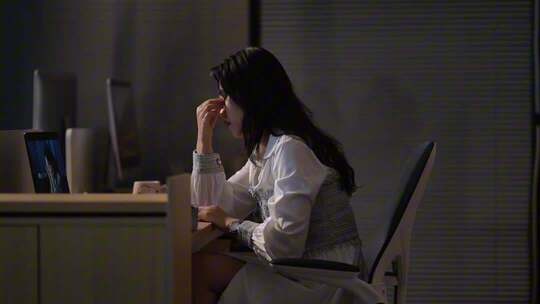 女性公司夜晚加班劳累疲惫不堪