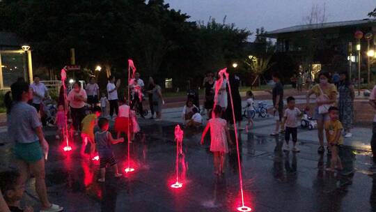 成都夜晚公园里小孩在喷泉边玩耍