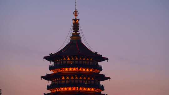 杭州西湖雷峰塔黄昏亮灯夜景