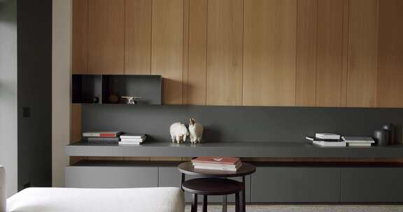 极简主义客厅，配有木墙和灰色家具