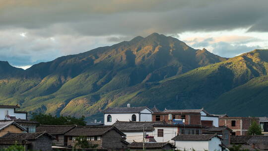 村庄后的山川光影变化