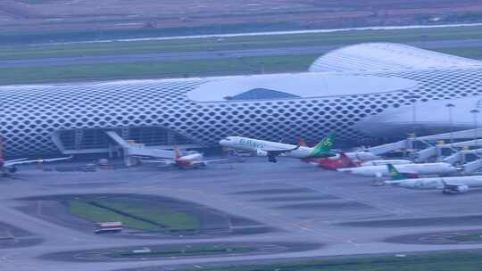 深圳机场起飞、降落的春秋航空客机