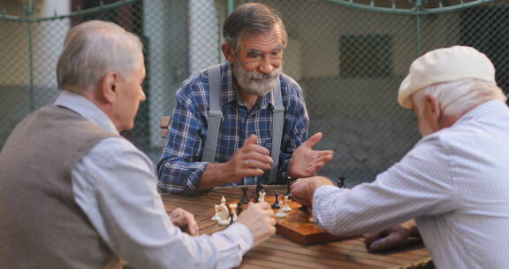老男性朋友在院子里下棋