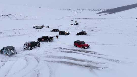 雪地越野车队集结场景