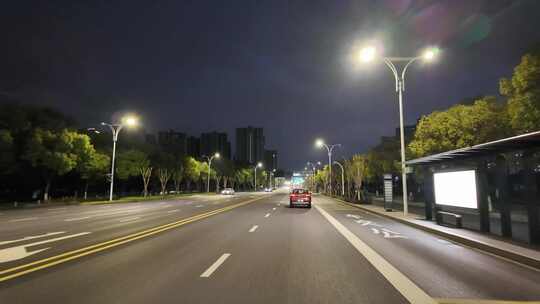 城市夜晚夜景开车第一视角汽车窗外沿途风景