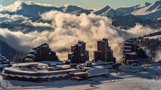 法国阿尔卑斯山的阿沃里亚兹滑雪胜地，冬日的云层在山峰上滚动