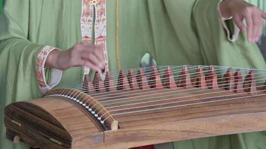 身穿中国传统汉服的女子弹奏古筝唯美画面