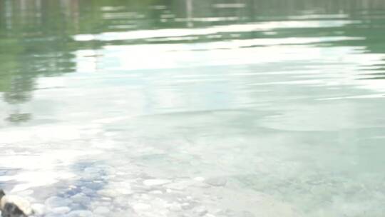 唯美水面水纹蓝月谷蓝月湖蓝色水面波光粼粼视频素材模板下载