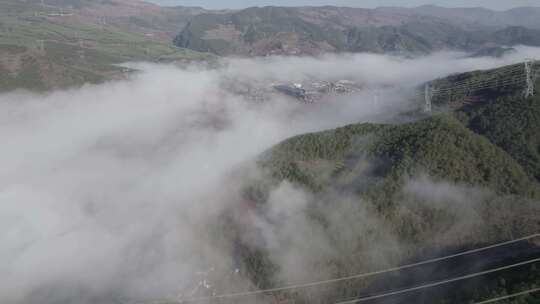 中国西部四川大凉山高原山地村庄云海航拍