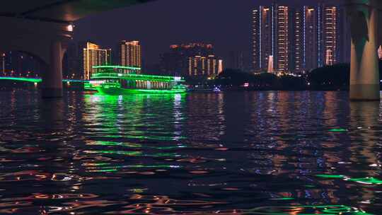南宁邕江大桥下游船与城市滨江夜景灯光